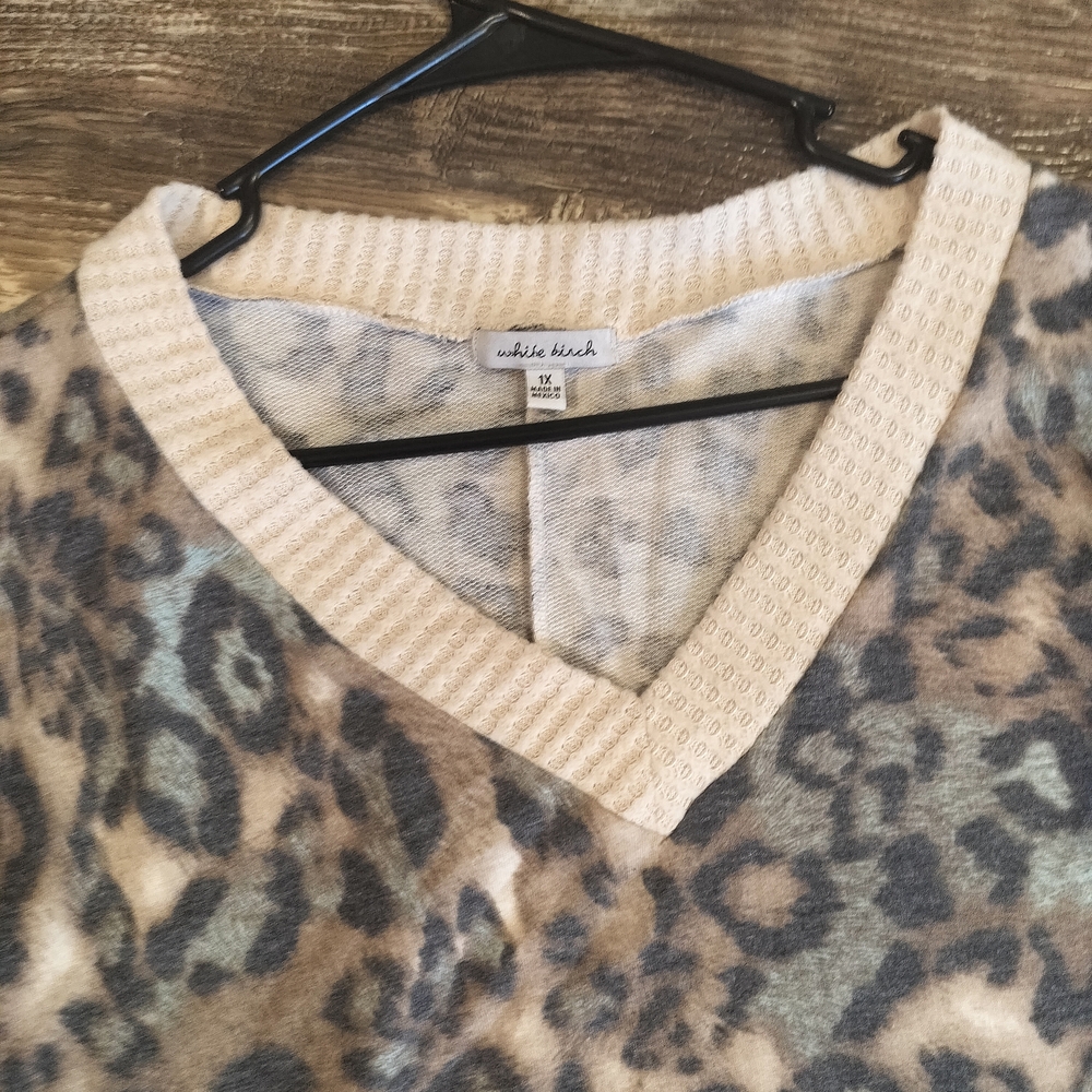 Leopard Print V-Neck Sweater - Picture 3 of 4